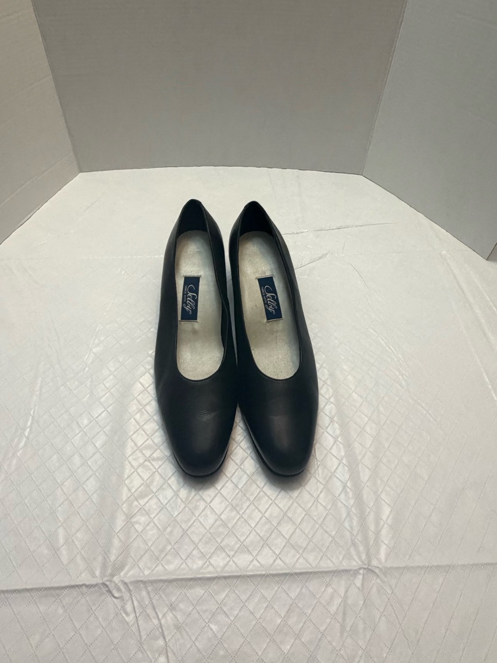 Selby Classic Black Leather Pumps Modest Heel Cushioned Insole Size 9.5
